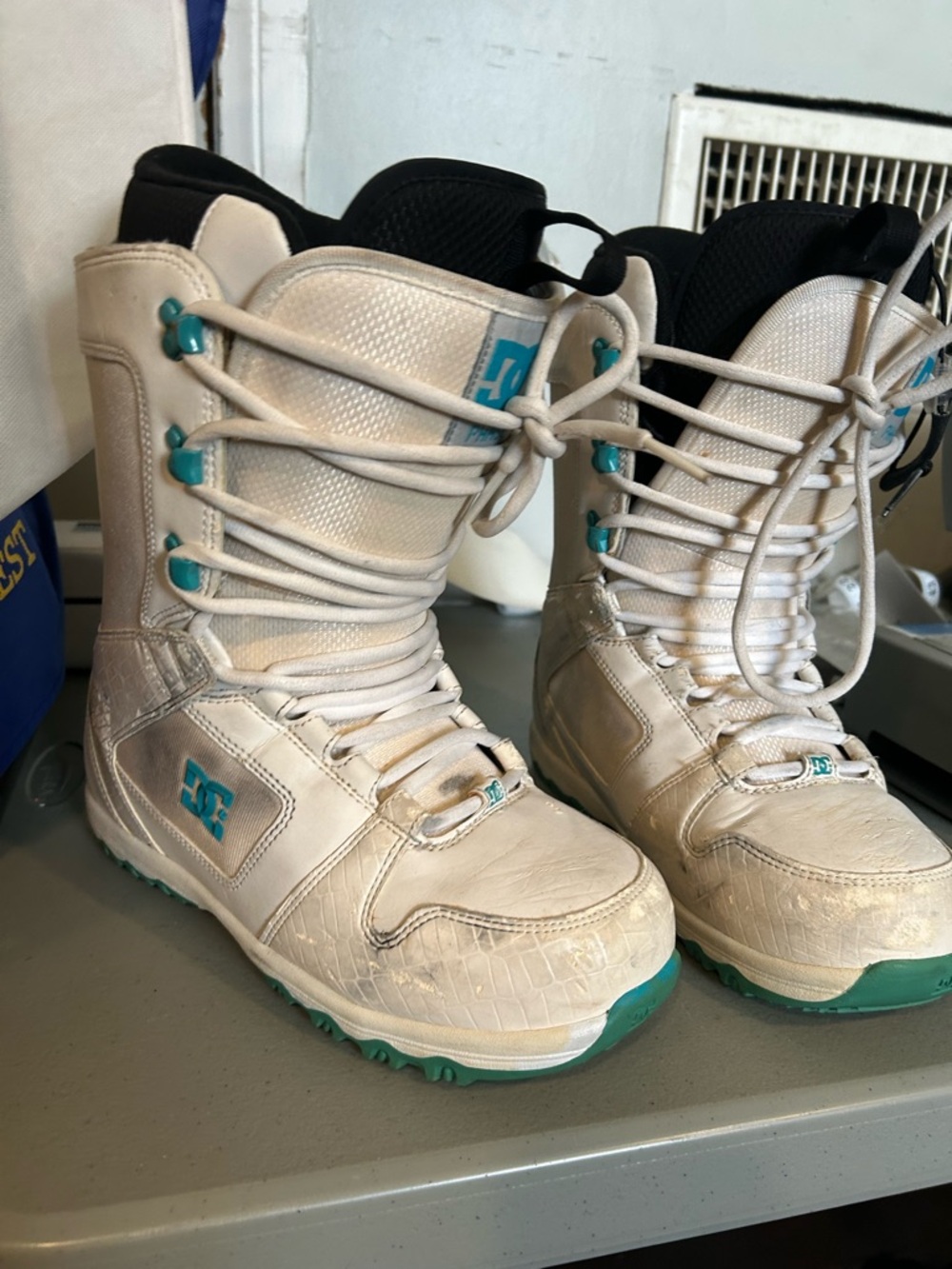 2010 DC White senior 7 snowboard shoes